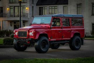 Tohle je Land Rover Defender za cenu Ferrari. Pod kapotou má ale pořád původní nafťák
